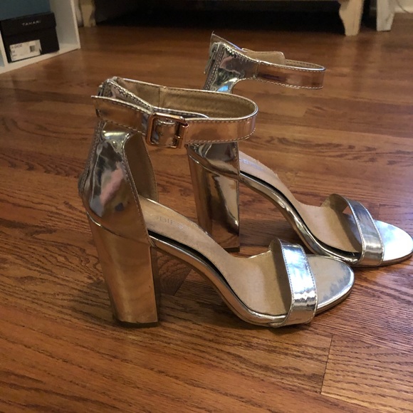 Shoes - Shiny silver heels